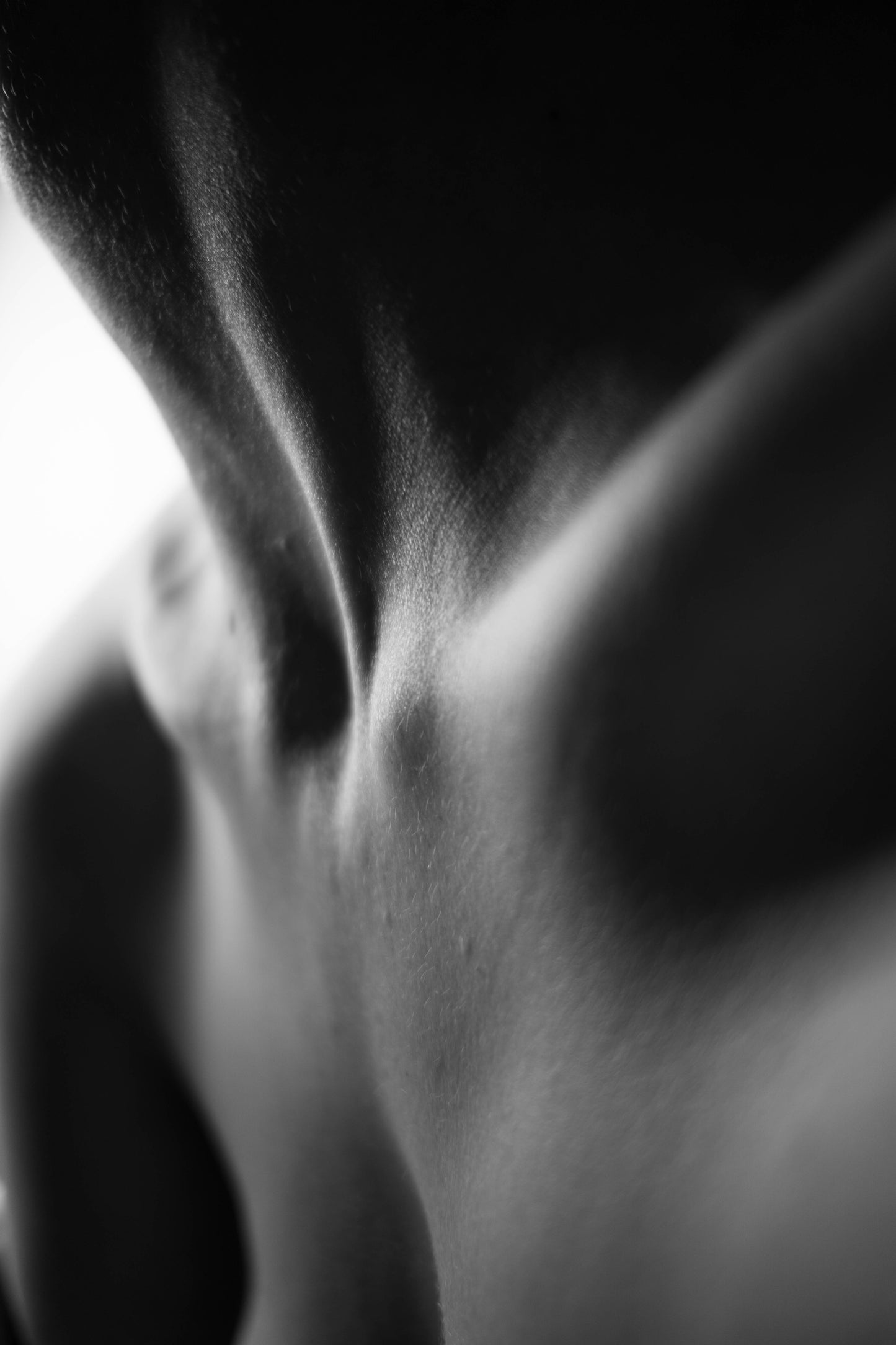 Women in black and white (Neck)